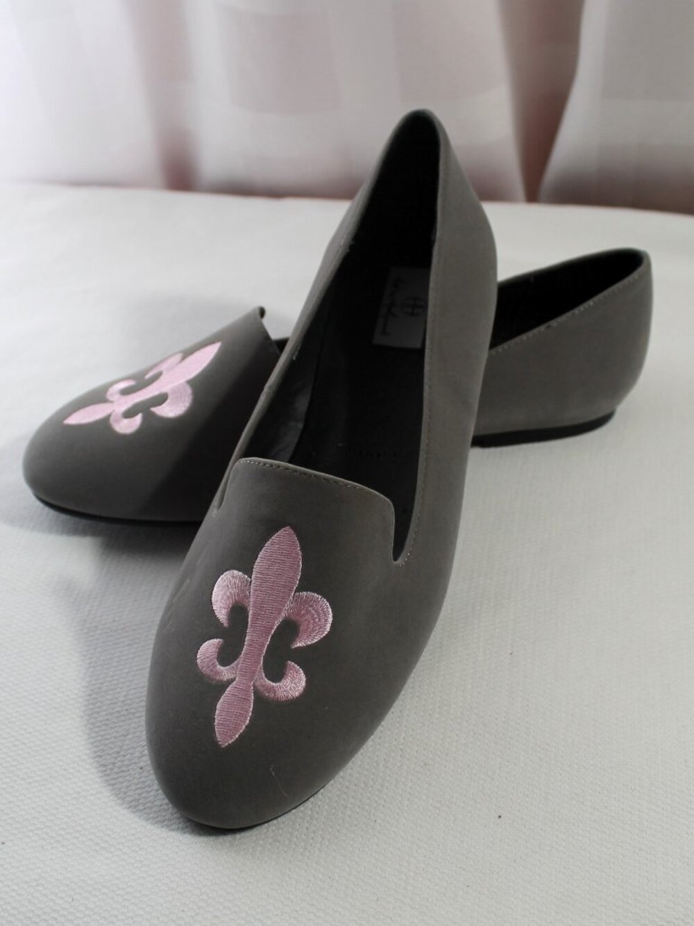 NWOT Hot in Hollywood Gray Microsuede Fleur de Lis Loafers, Size 9M